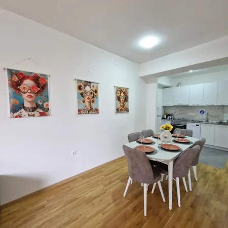 Sunflower Center With Free Garage Skopje