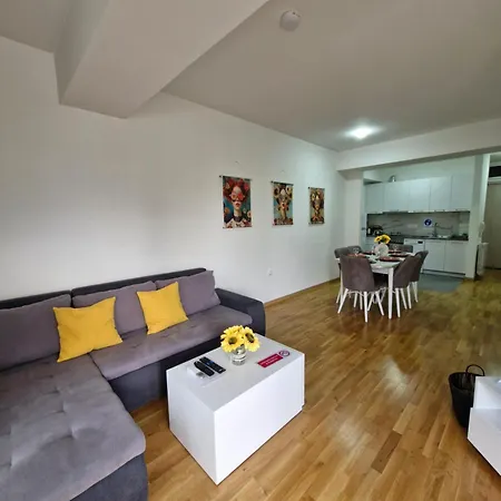 Sunflower Center With Free Garage Appartement Skopje