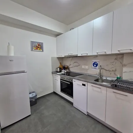 Sunflower Center With Free Garage Skopje