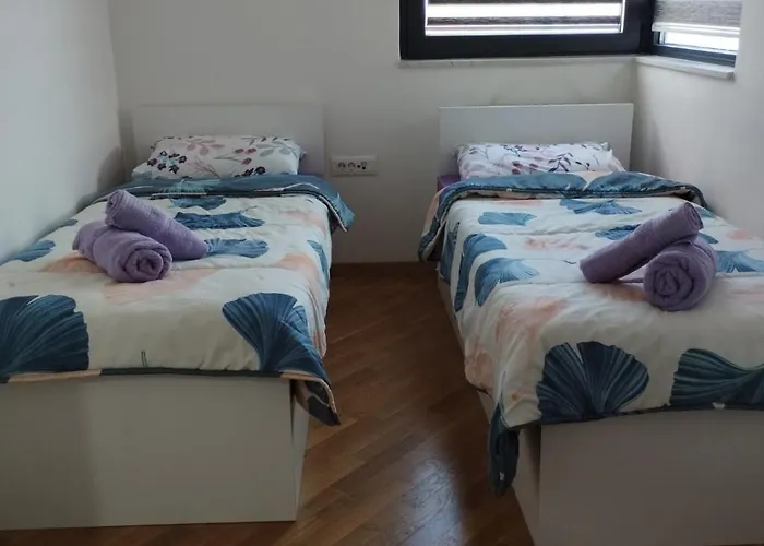 Sunflower Center With Free Garage